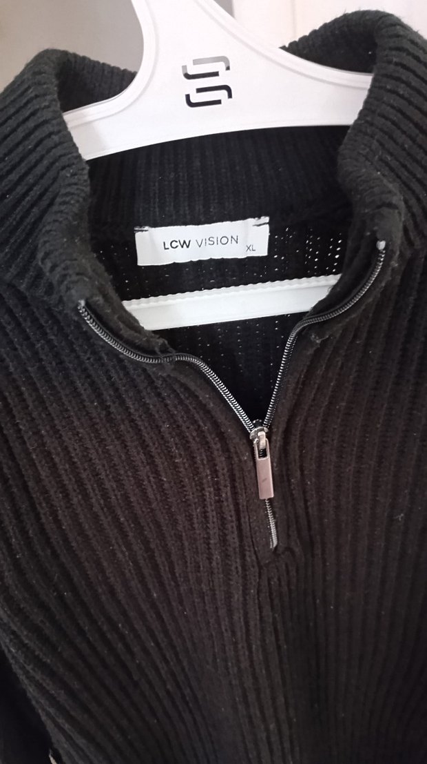 Siyah Yünlü Yüksek Yakalı Kadın Kazak - Görsel 3