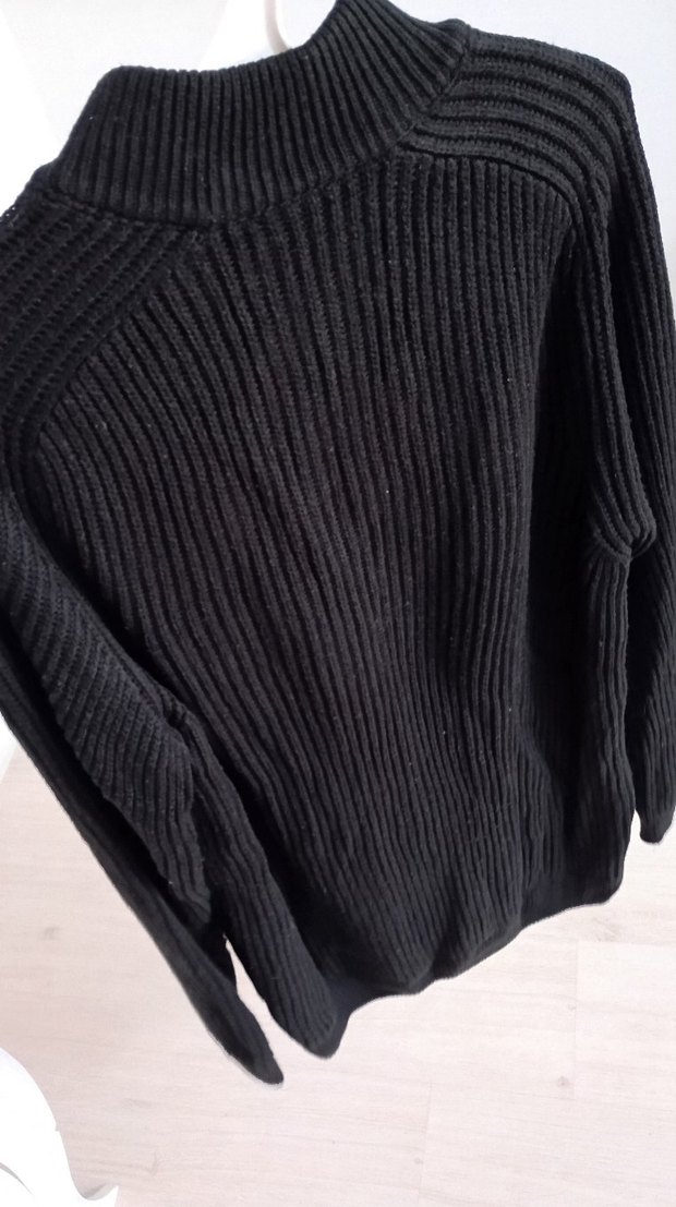 Siyah Yünlü Yüksek Yakalı Kadın Kazak - Görsel 4