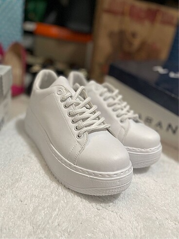 Beyaz spor ayakkabı sneaker