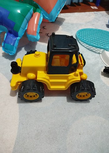Sarı Oyuncak Araba