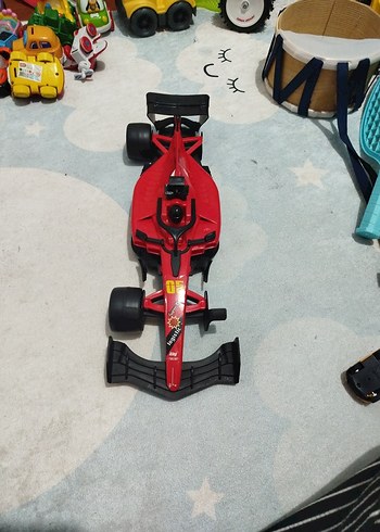 Kırmızı Oyuncak Yarış Arabası