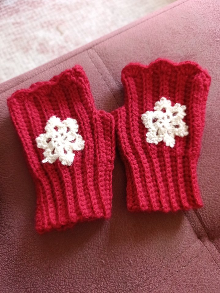 Kırmızı Örgü Kadın Eldiveni Kar Tanesi Detaylı - Görsel 2