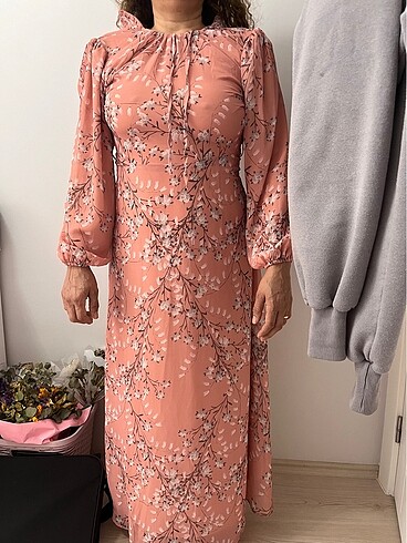 pembe çiçekli uzun elbise