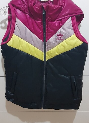 Adidas sayılı giyilmiş şişme yelek