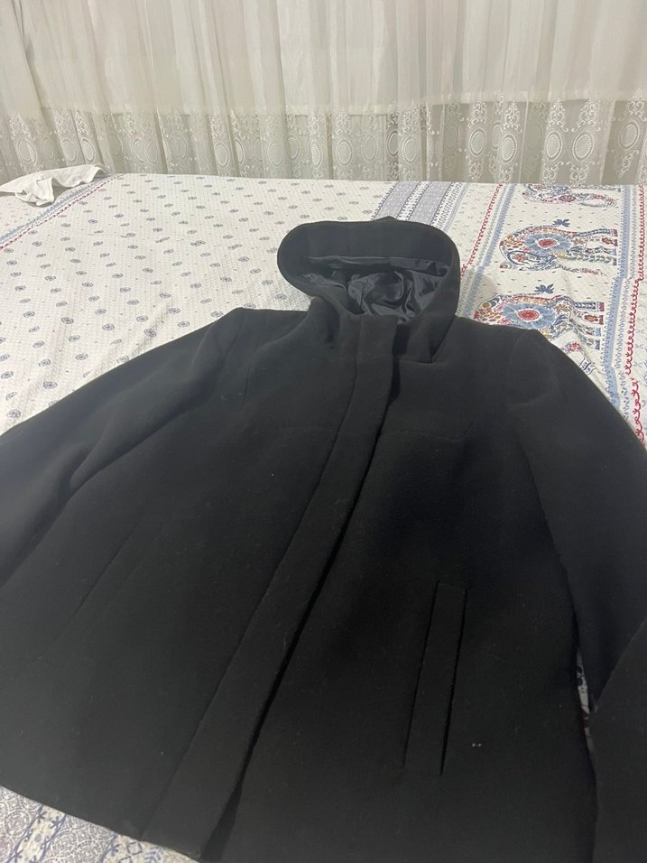 Siyah Kapüşonlu  kaban/ceket - Görsel 3