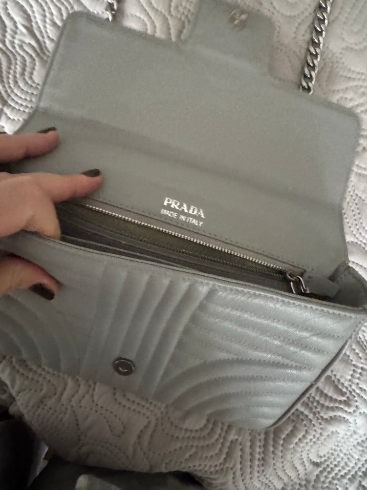 Prada Gri Zincir Detaylı Deri Çanta - Görsel 4