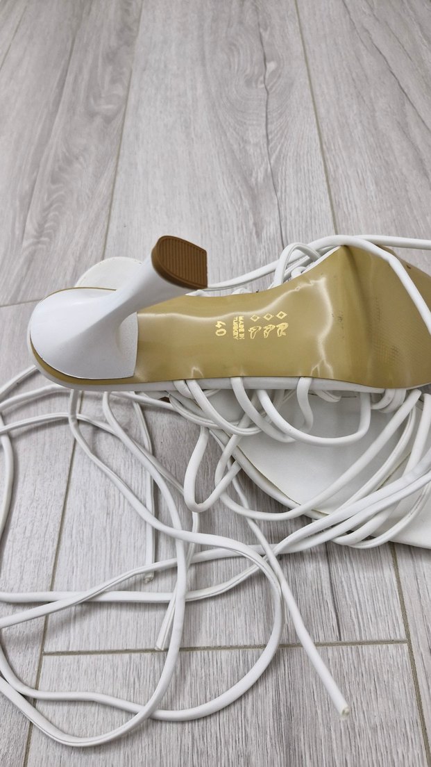 Minimalist Beyaz Stiletto Topuklu Kadın Sandalet - Görsel 3