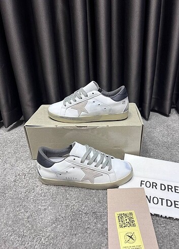 Golden Goose Premium Sneakers 15042502