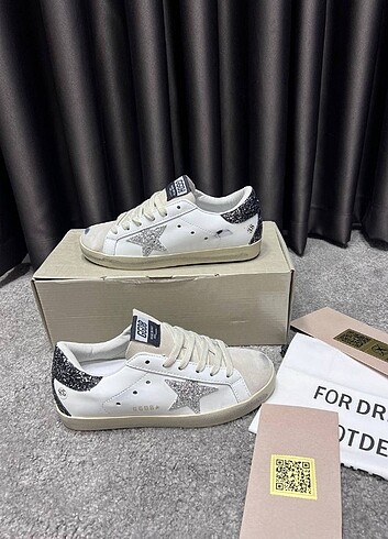 Golden Goose Premium Sneakers 15042503