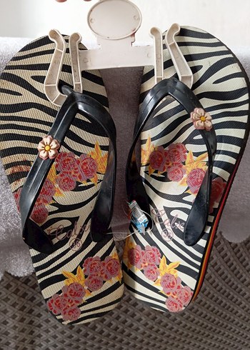 Zara Renkli Zebra Desenli Tokalı Kadın Terlik