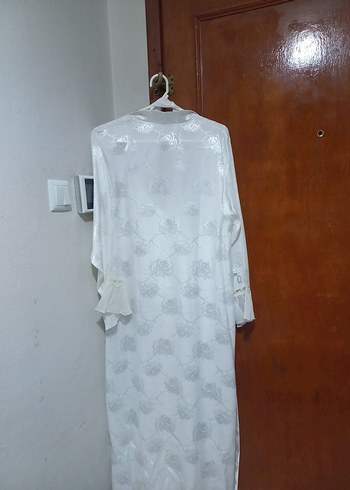Uzun Beyaz Kadın Sabahlık - Görsel 3
