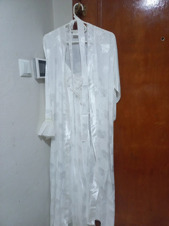 Uzun Beyaz Kadın Sabahlık - Görsel 2