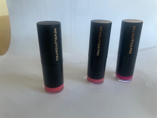 Pembe tonlarında 3 adet ruj