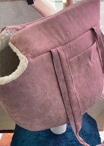 Pembe kedi ve küçük ırk köpek taşıma çantası