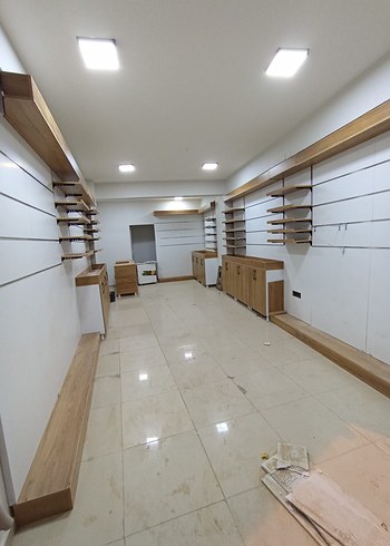 Bej Ahşap Duvar Rafları ve Dolapları
