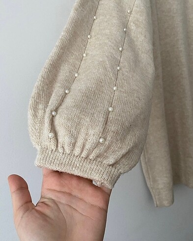 Kadın krem rengi incili kazak - Görsel 4