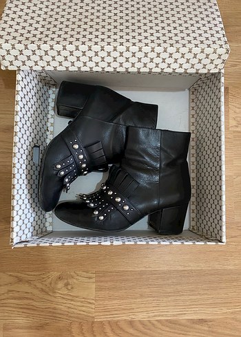 Nine West Siyah Deri Gotik Tokalı Topuklu Bot