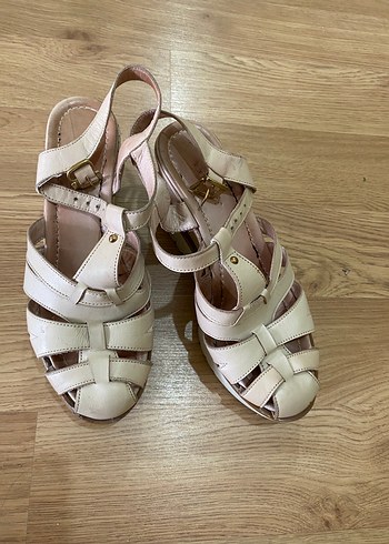 Beyaz Tokalı Kadın Dolgu Topuklu Ayakkabı - Görsel 5