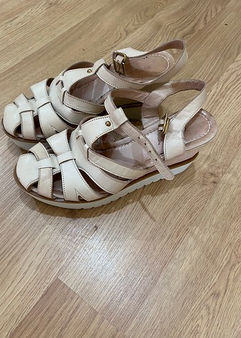 Beyaz Tokalı Kadın Dolgu Topuklu Ayakkabı - Görsel 2