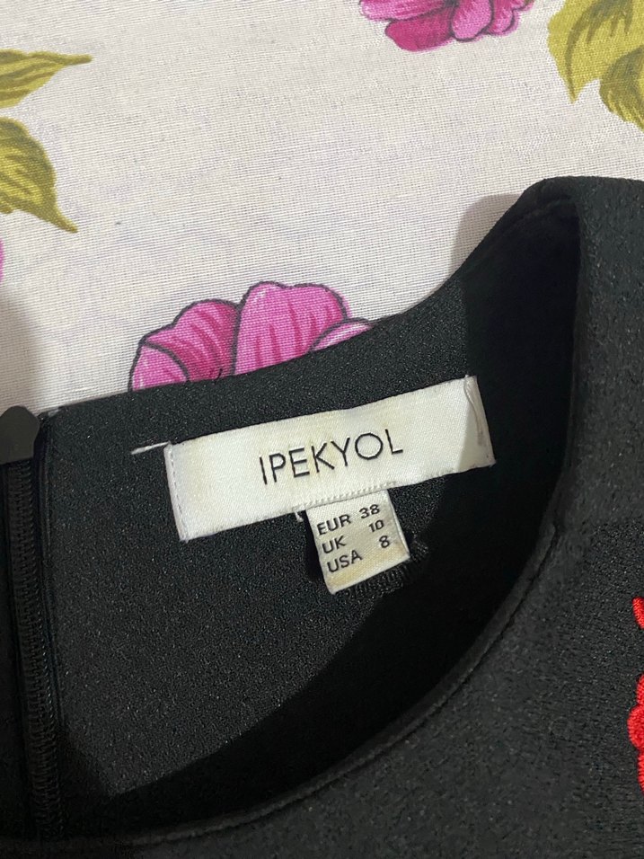 Düğmeli Siyah Nakışlı Midi Elbise - Görsel 2