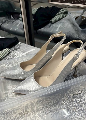 Diğer Sikligin Ve Zarafetin Bulustugu Gumus Slingback Topuklu