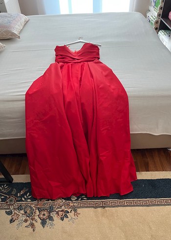 Tüy detaylı straplez ve kırmızı renk elbise ile parla! - Görsel 3