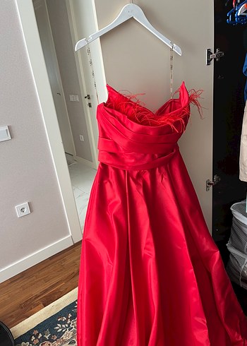 Tüy detaylı straplez ve kırmızı renk elbise ile parla! - Görsel 5