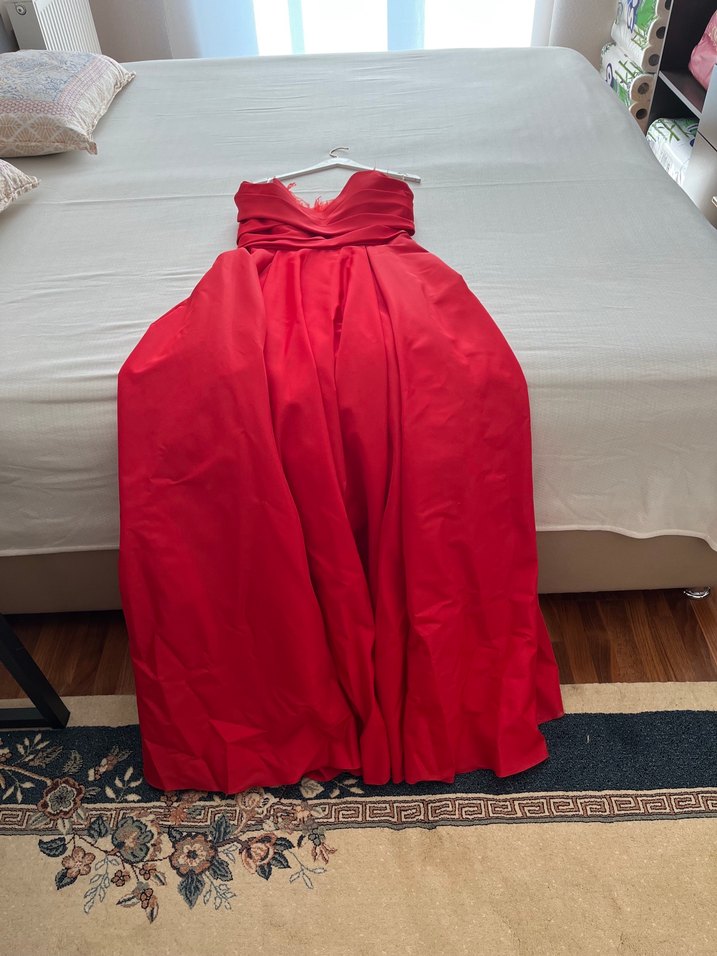 Tüy detaylı straplez ve kırmızı renk elbise ile parla! - Görsel 3