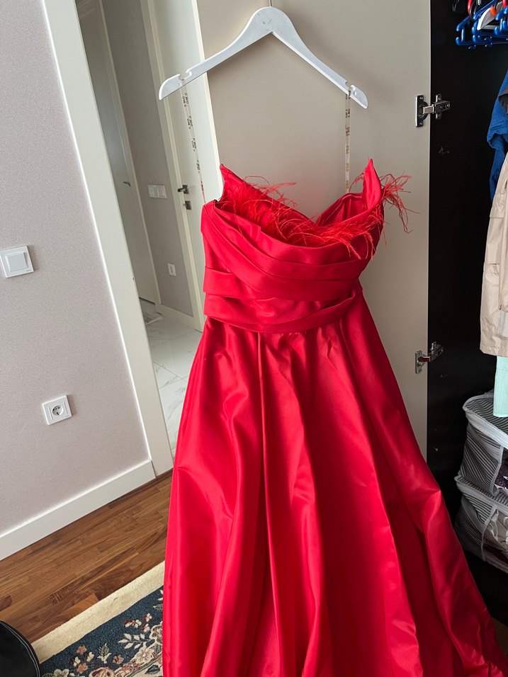 Tüy detaylı straplez ve kırmızı renk elbise ile parla! - Görsel 5