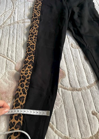 Zincir Detaylı Siyah Yılan Desenli Kadın Kumaş Pantolon - Görsel 2