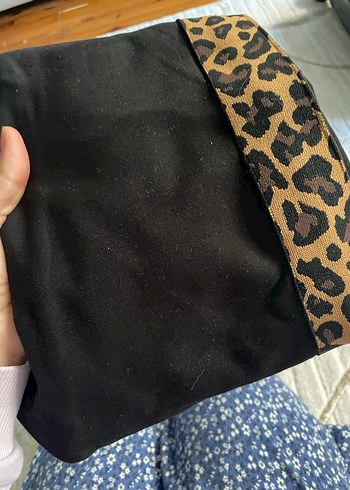 Zincir Detaylı Siyah Yılan Desenli Kadın Kumaş Pantolon - Görsel 5