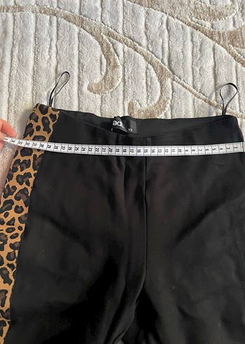 Zincir Detaylı Siyah Yılan Desenli Kadın Kumaş Pantolon - Görsel 3