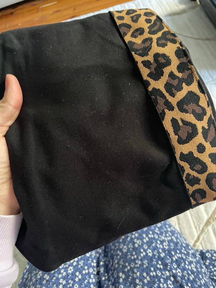 Zincir Detaylı Siyah Yılan Desenli Kadın Kumaş Pantolon - Görsel 5