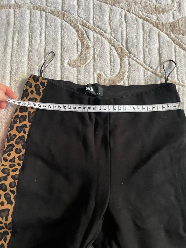 Zincir Detaylı Siyah Yılan Desenli Kadın Kumaş Pantolon - Görsel 3