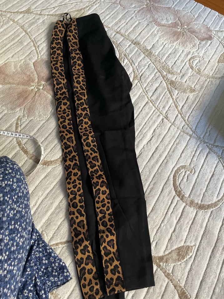 Zincir Detaylı Siyah Yılan Desenli Kadın Kumaş Pantolon - Görsel 4