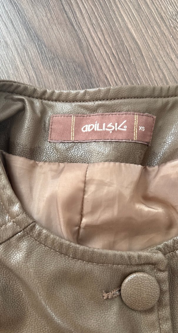 Düğmeli Kısa Kahverengi Deri Ceket - Görsel 3