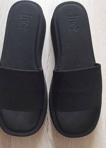 İNCİ SİYAH Dolgu Topuklu Minimalist Kadın Terlik