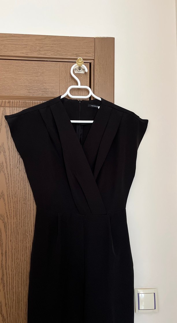 Siyah V Yaka Uzun Drapeli Tulum - Görsel 2