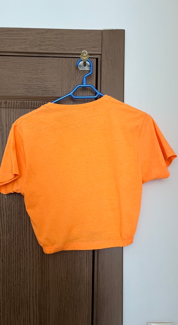 Turuncu V Yaka Kısa Kollu Crop Top - Görsel 2