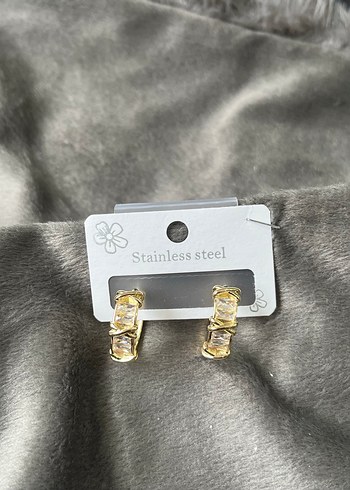 Altın Renk Mini Tokalı Kadın Küpe - Görsel 2