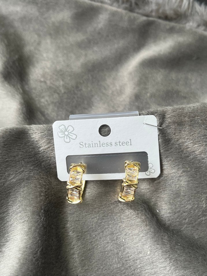 Altın Renk Mini Tokalı Kadın Küpe - Görsel 2