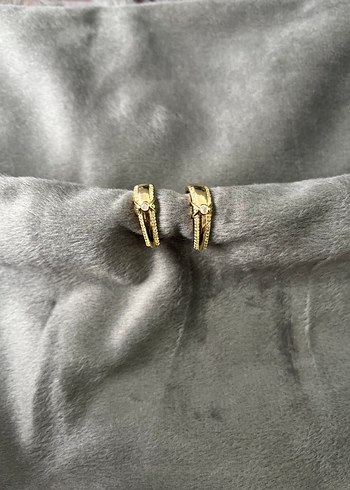 Altın Renkli Mini Yılan Desenli Küpeler - Görsel 2