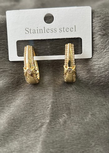 Altın Renkli Mini Yılan Desenli Küpeler - Görsel 3