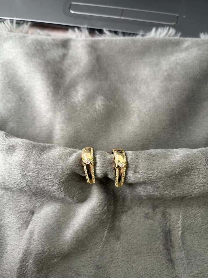 Altın Renkli Mini Yılan Desenli Küpeler - Görsel 5