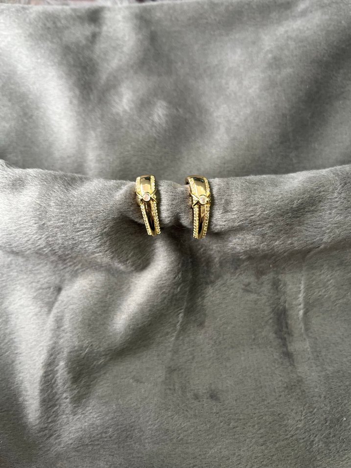 Altın Renkli Mini Yılan Desenli Küpeler - Görsel 2