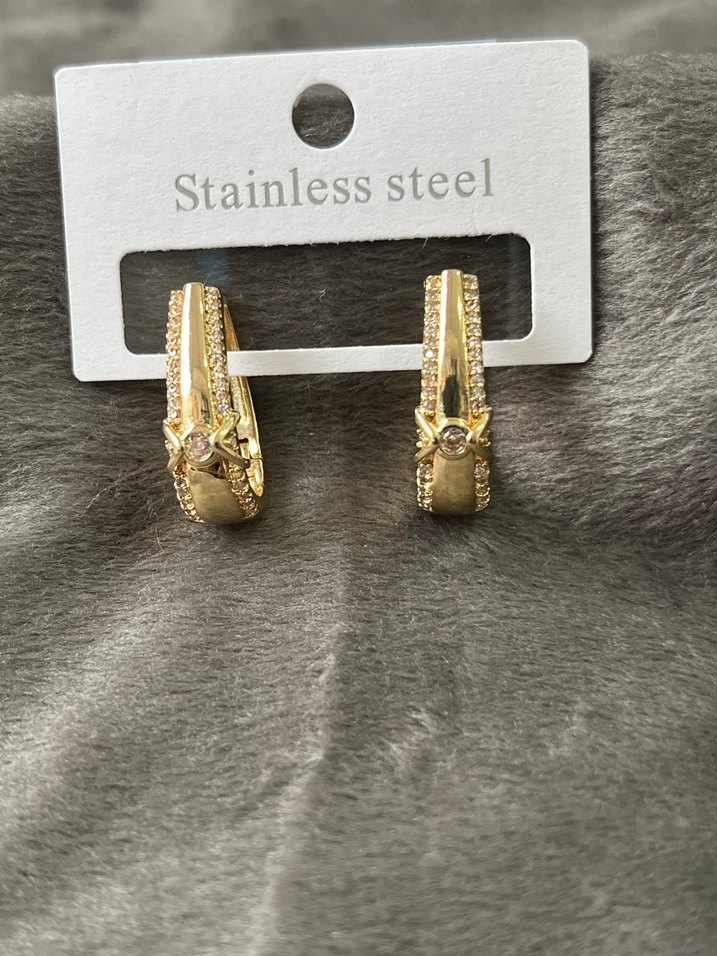 Altın Renkli Mini Yılan Desenli Küpeler - Görsel 3