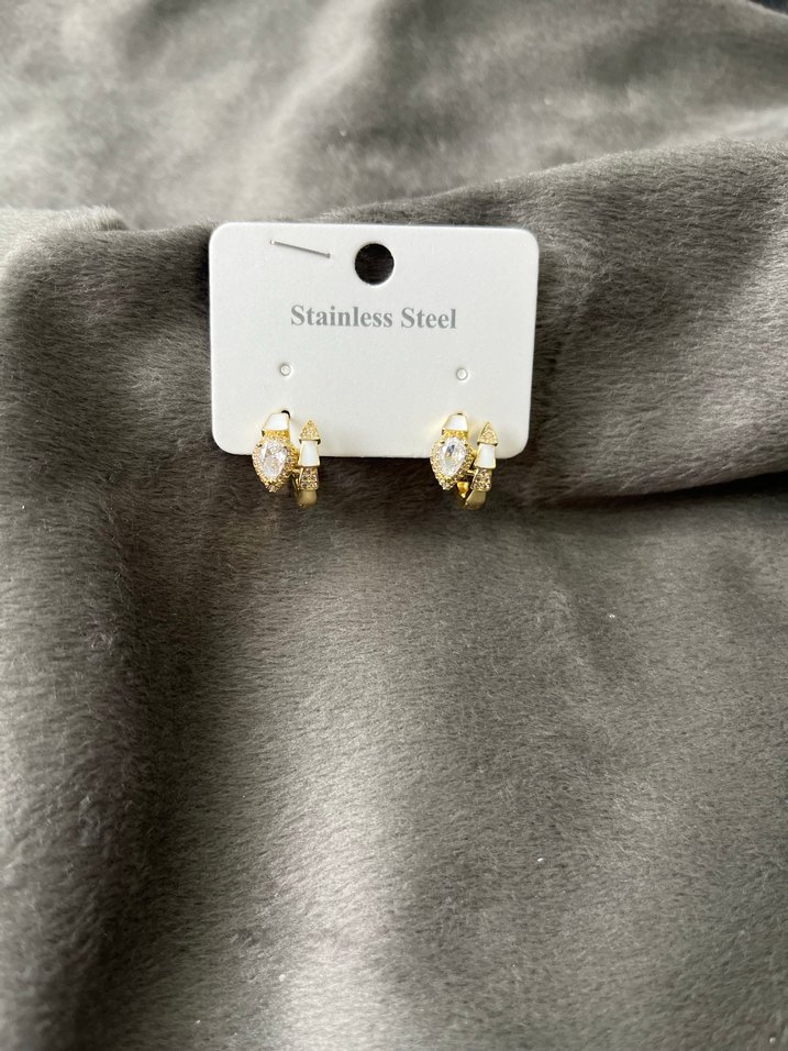 Altın Renk Mini Yılan Desenli Küpeler - Görsel 4