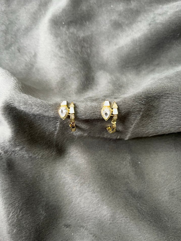 Altın Renk Mini Yılan Desenli Küpeler - Görsel 2