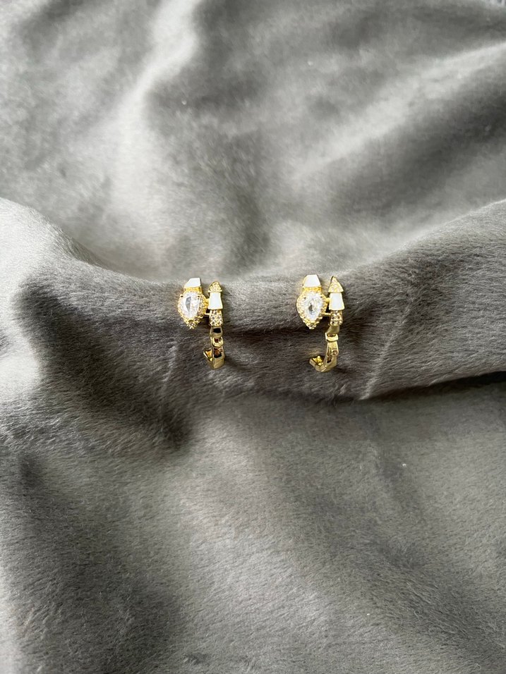 Altın Renk Mini Yılan Desenli Küpeler - Görsel 3