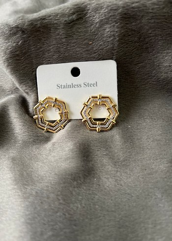 Zincir Detaylı Altın Renk Mini Küpe - Görsel 4